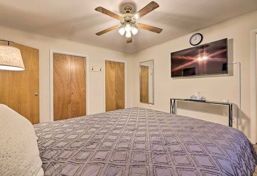 Cozy Poconos Ranch Home W/ Pool Access, Near Lake!