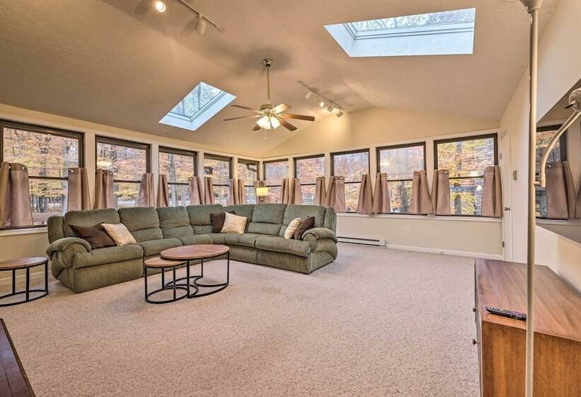 Cozy Poconos Ranch Home W/ Pool Access, Near Lake!