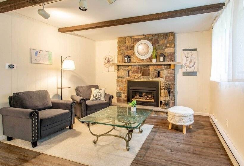 Cozy Poconos Ranch Home W/ Pool Access, Near Lake!