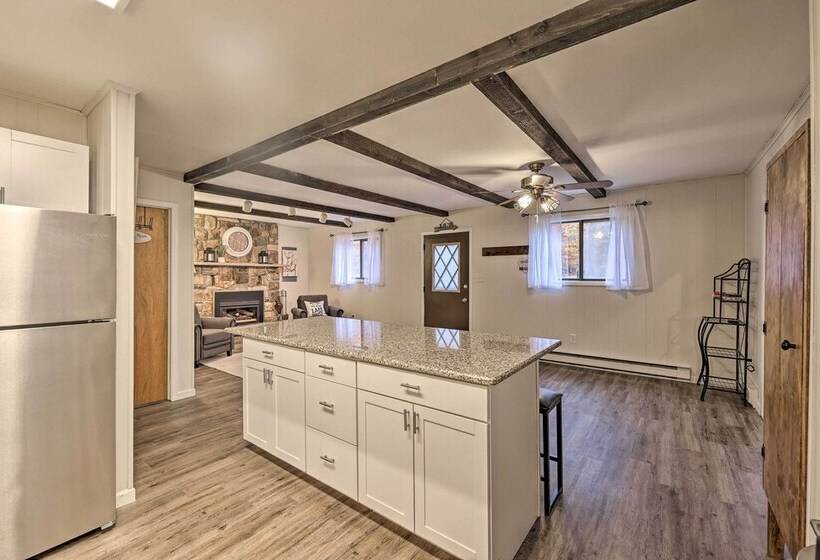 Cozy Poconos Ranch Home W/ Pool Access, Near Lake!