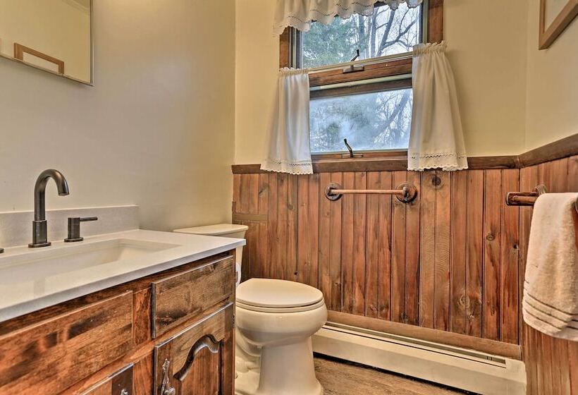 Blakeslee Hideaway W/ Lake Access: 3 Mi To Ski!