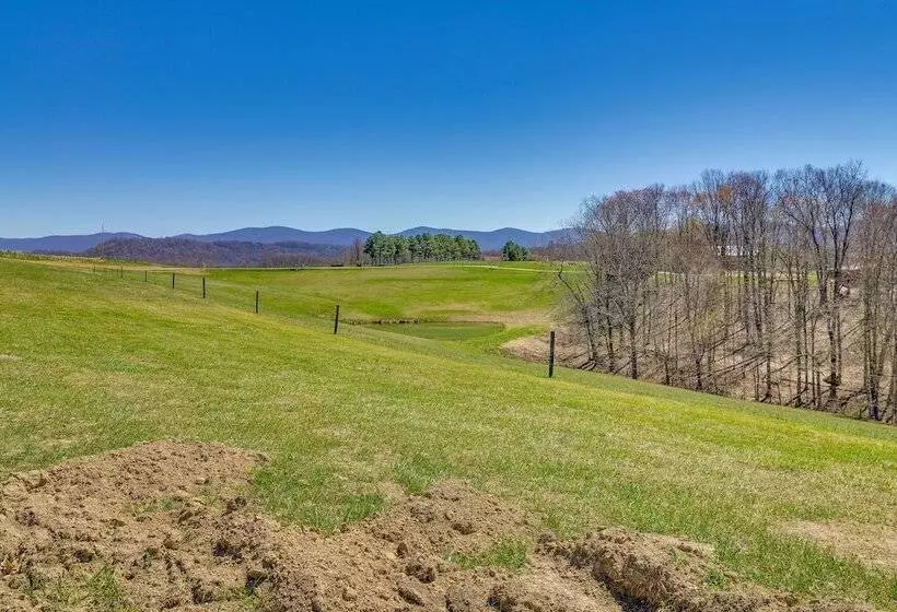 Scenic Ranch House W/ Fishing Pond!