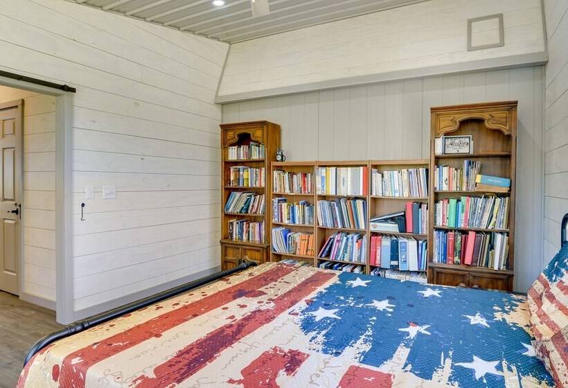 Scenic Ranch House W/ Fishing Pond!