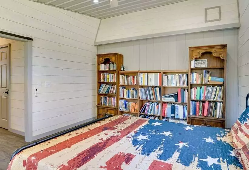 Scenic Ranch House W/ Fishing Pond!