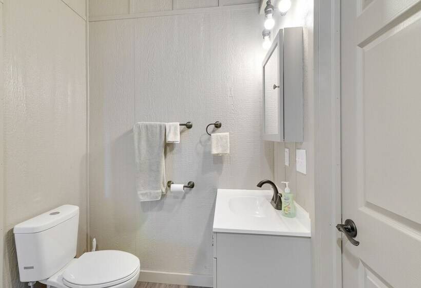 Scenic Ranch House W/ Fishing Pond!