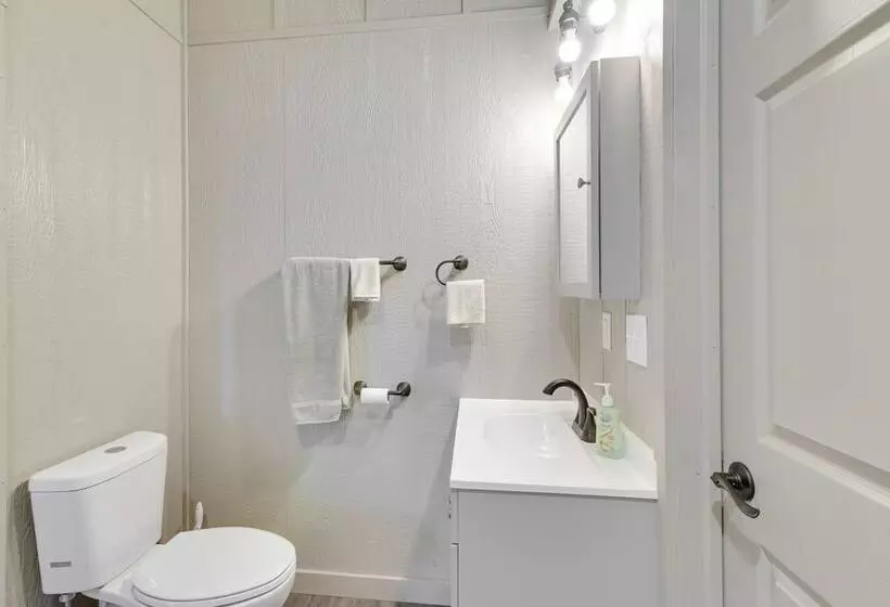 Scenic Ranch House W/ Fishing Pond!