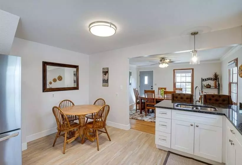 Spacious Minneapolis Home Rental: 8 Mi To Downtown