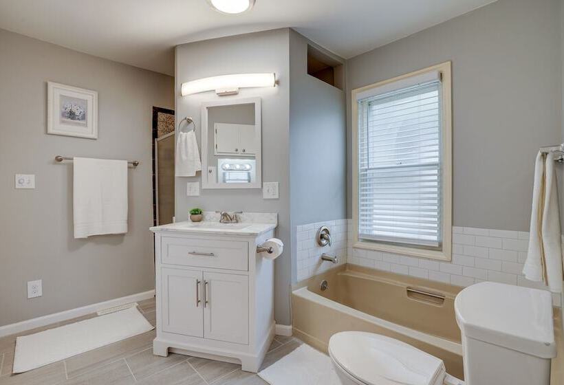 Spacious Minneapolis Home Rental: 8 Mi To Downtown