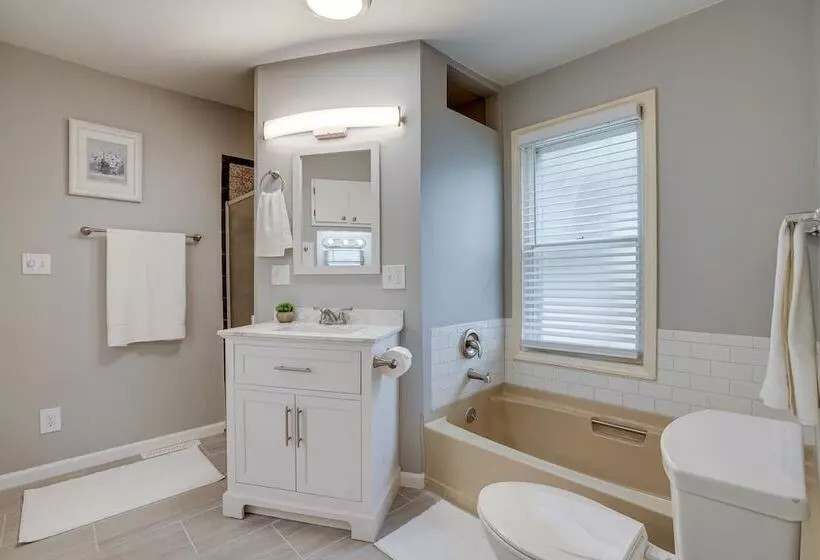 Spacious Minneapolis Home Rental: 8 Mi To Downtown