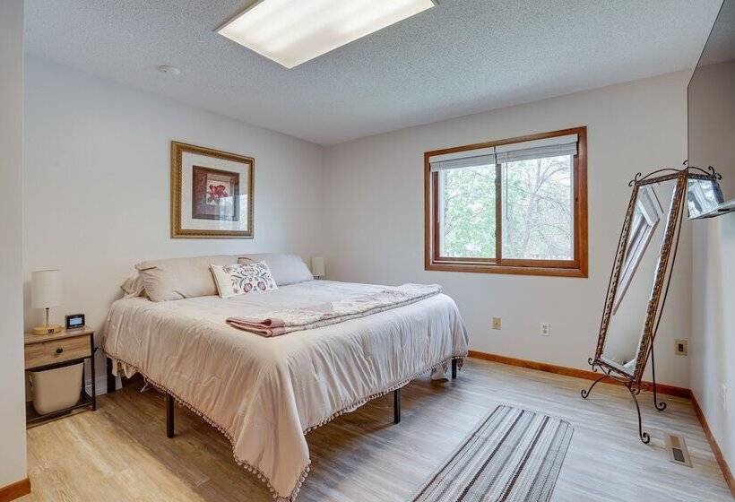 Spacious Minneapolis Home Rental: 8 Mi To Downtown