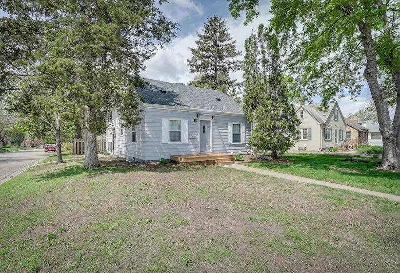 Spacious Minneapolis Home Rental: 8 Mi To Downtown