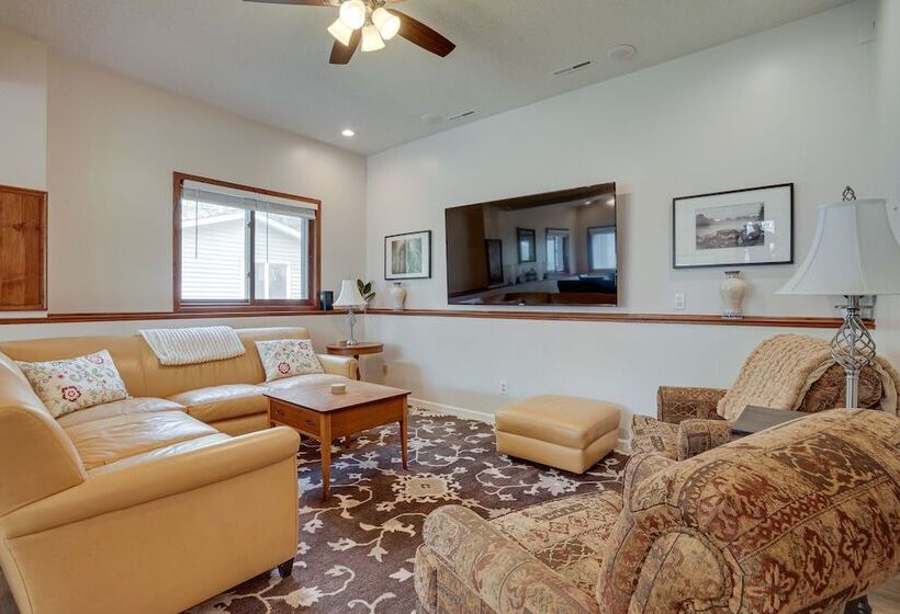 Spacious Minneapolis Home Rental: 8 Mi To Downtown