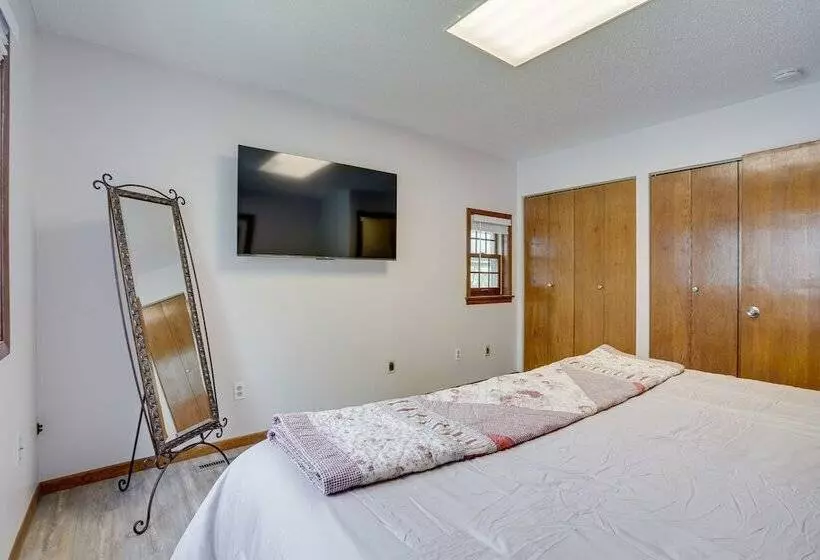 Spacious Minneapolis Home Rental: 8 Mi To Downtown