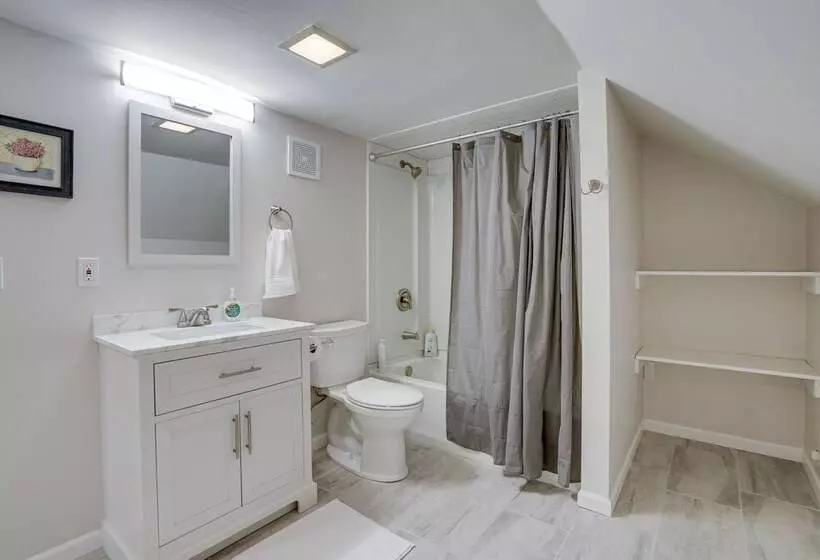 Spacious Minneapolis Home Rental: 8 Mi To Downtown