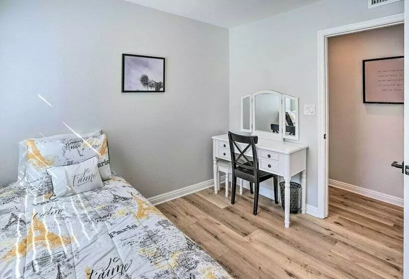 Sunny Orange County Abode W/ Fire Pit & Backyard!