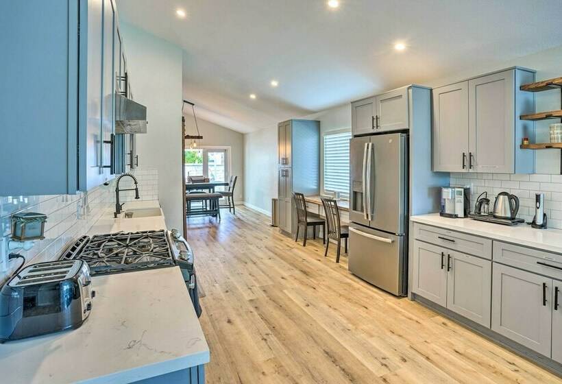 Sunny Orange County Abode W/ Fire Pit & Backyard!