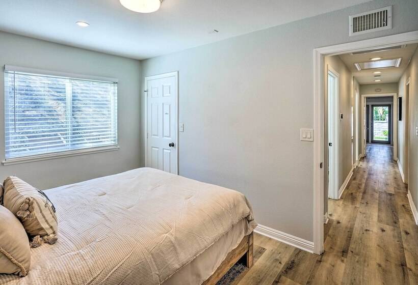 Sunny Orange County Abode W/ Fire Pit & Backyard!