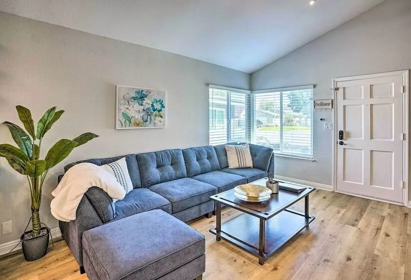 Sunny Orange County Abode W/ Fire Pit & Backyard!