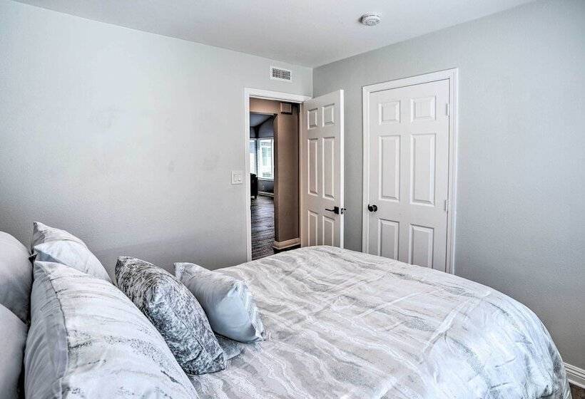 Sunny Orange County Abode W/ Fire Pit & Backyard!