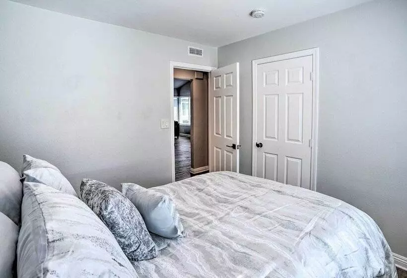 Sunny Orange County Abode W/ Fire Pit & Backyard!