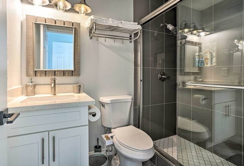 Sunny Orange County Abode W/ Fire Pit & Backyard!