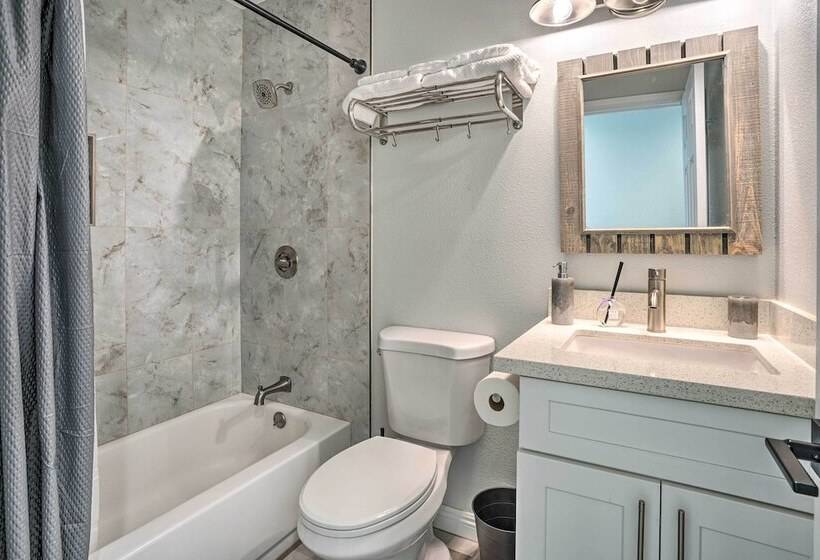 Sunny Orange County Abode W/ Fire Pit & Backyard!