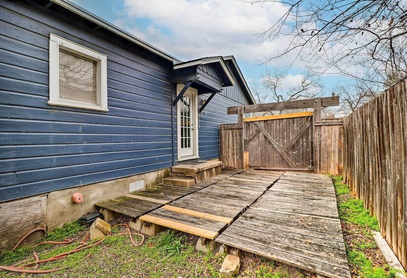 Warm & Welcoming Home W/ Yard Near Ut Campus!