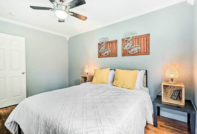 Warm & Welcoming Home W/ Yard Near Ut Campus!