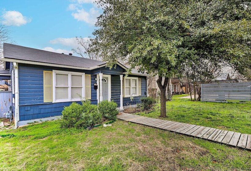 Warm & Welcoming Home W/ Yard Near Ut Campus!