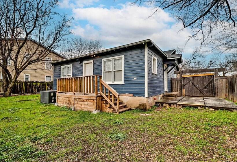 Warm & Welcoming Home W/ Yard Near Ut Campus!