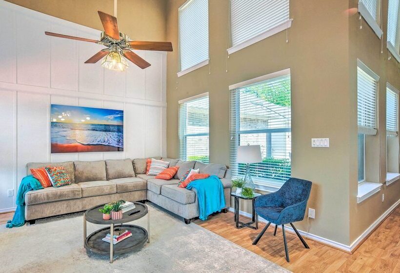 Beautiful Montgomery Home W/ Lakefront Deck!