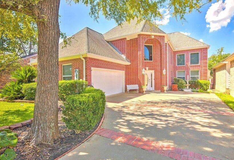 Beautiful Montgomery Home W/ Lakefront Deck!