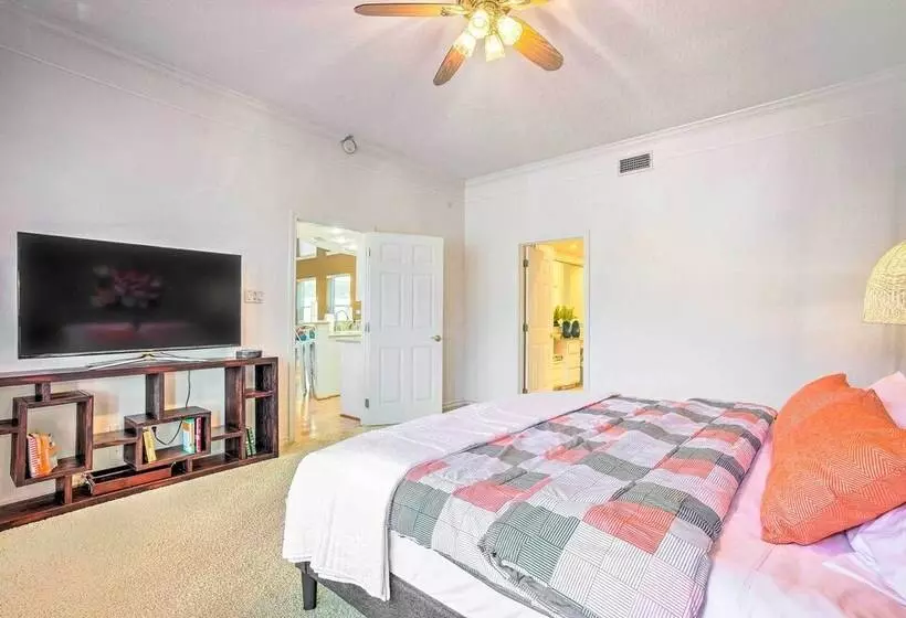 Beautiful Montgomery Home W/ Lakefront Deck!