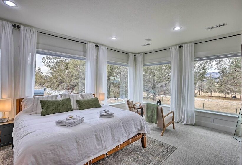 Beautiful Ranch Home W/ Cascade Mountain View