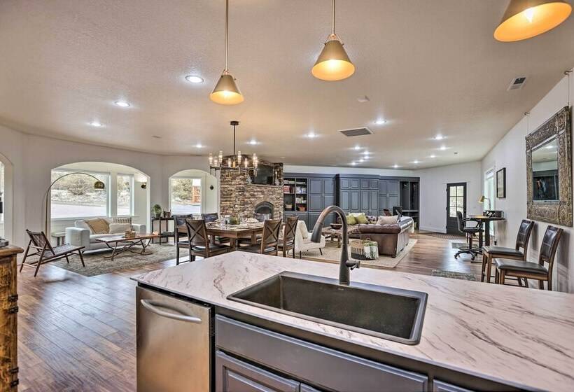 Beautiful Ranch Home W/ Cascade Mountain View