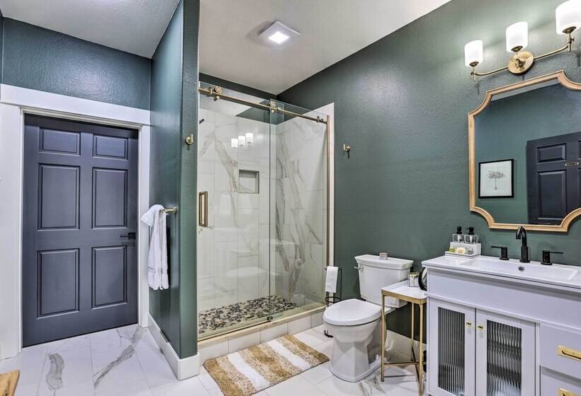 Beautiful Ranch Home W/ Cascade Mountain View