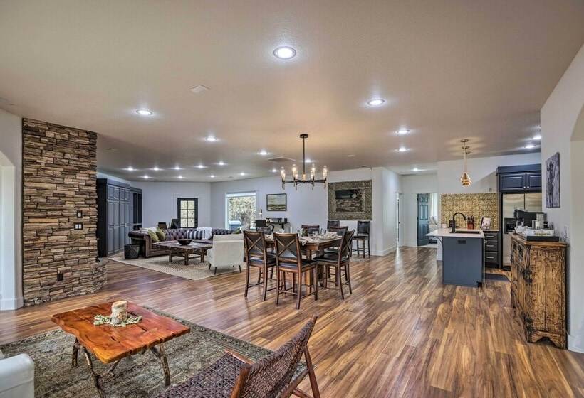 Beautiful Ranch Home W/ Cascade Mountain View