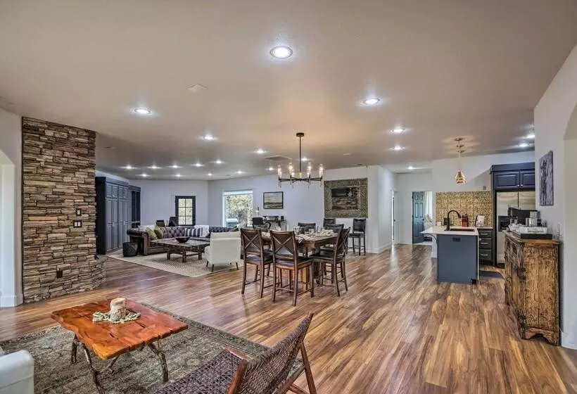 Beautiful Ranch Home W/ Cascade Mountain View