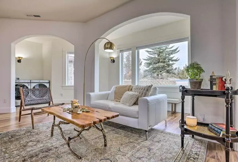 Beautiful Ranch Home W/ Cascade Mountain View