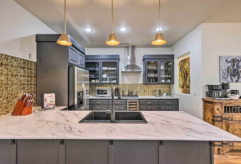 Beautiful Ranch Home W/ Cascade Mountain View