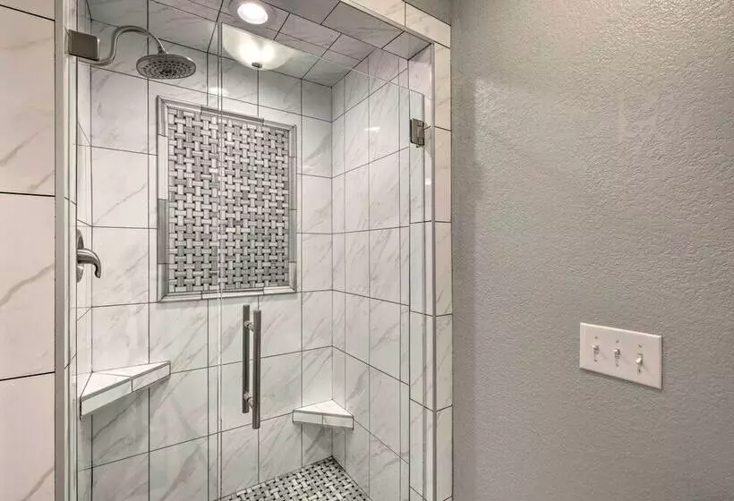 Waterfront Beaver Lake Hideaway W/ Kayaks & More!