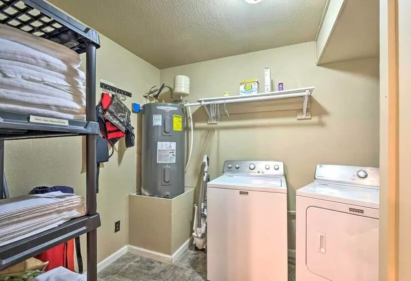 Waterfront Beaver Lake Hideaway W/ Kayaks & More!