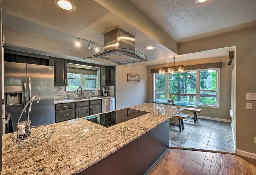 Waterfront Beaver Lake Hideaway W/ Kayaks & More!