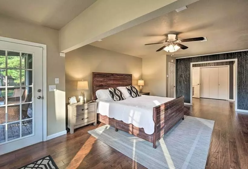 Waterfront Beaver Lake Hideaway W/ Kayaks & More!