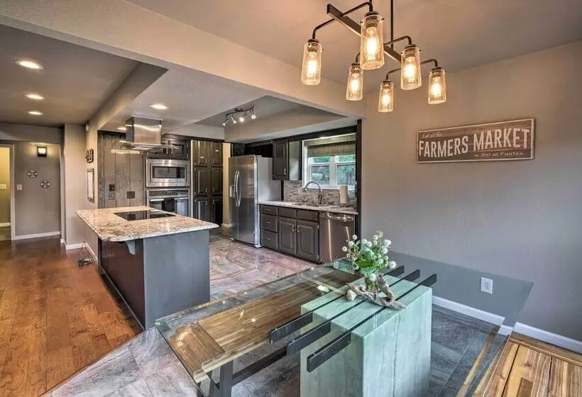 Waterfront Beaver Lake Hideaway W/ Kayaks & More!