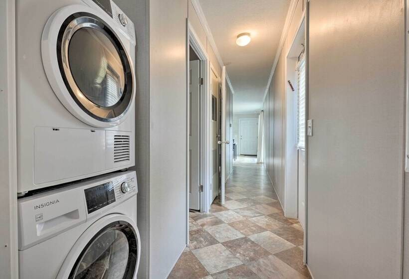 Cozy Cabin: Community Pool & Lakefront Beach!