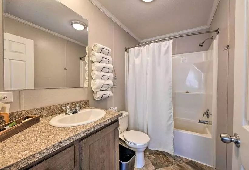 Cozy Cabin: Community Pool & Lakefront Beach!