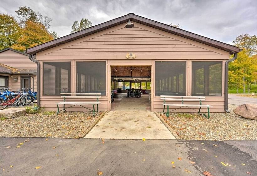 Cozy Cabin: Community Pool & Lakefront Beach!