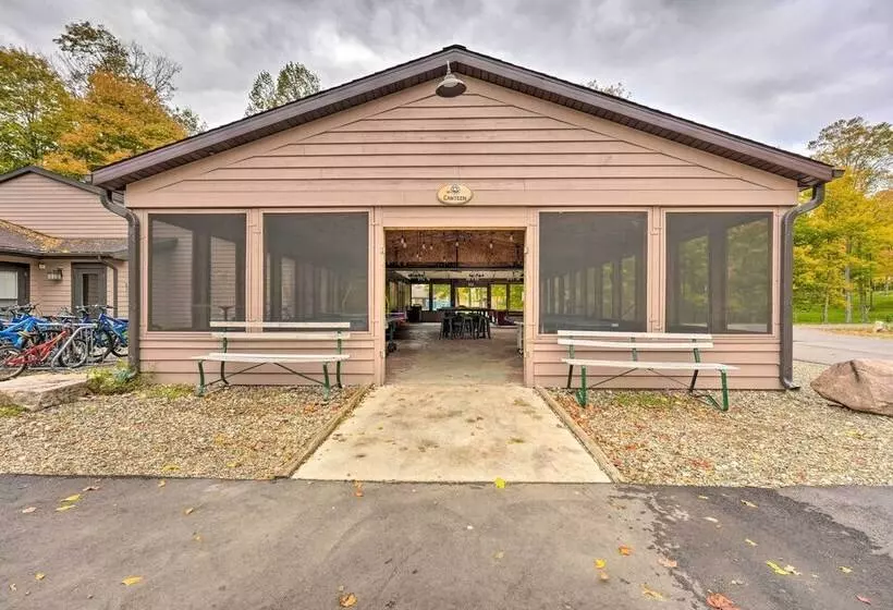 Cozy Cabin: Community Pool & Lakefront Beach!