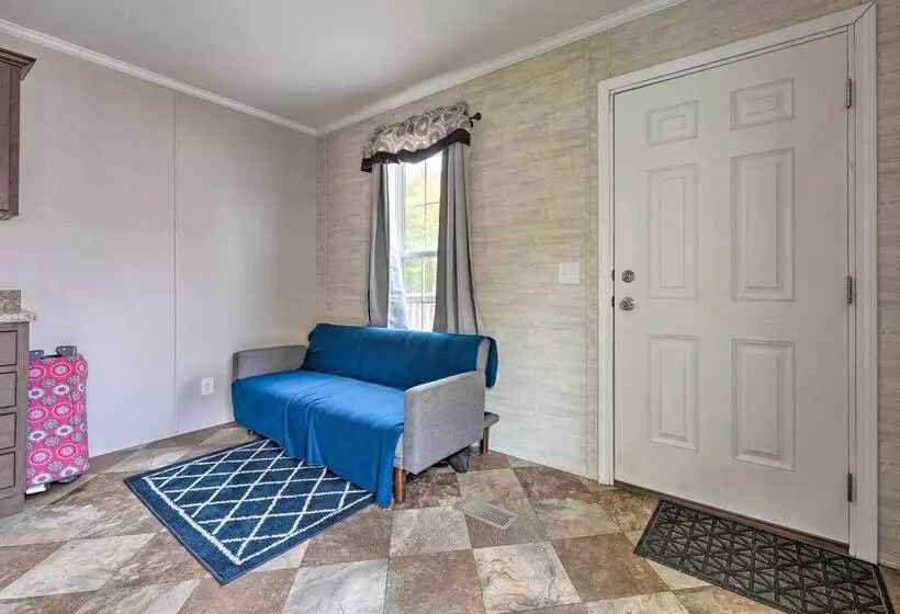 Cozy Cabin: Community Pool & Lakefront Beach!